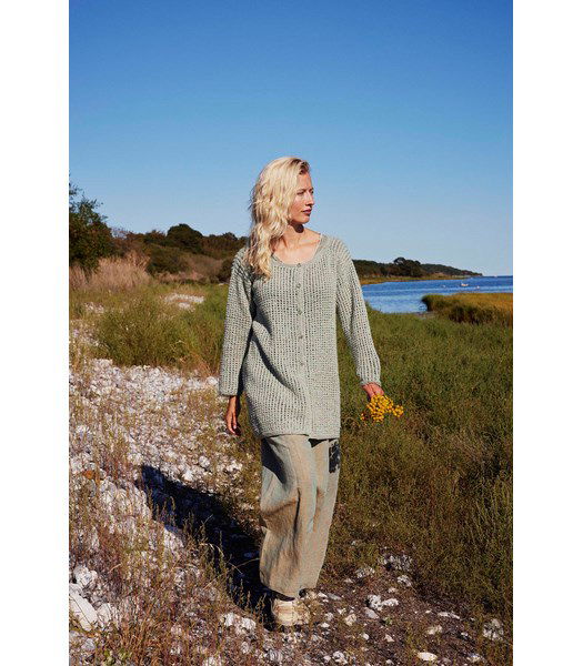 Breipatroon Damesvest Cassie met wijde ronde hals.