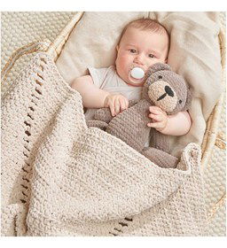 Vierkante gehaakte babydeken gemaakt van Rico Creative Chenillove