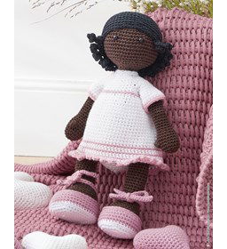 Meisjes pop met krullend haar gemaakt van Lana Grossa Elastico