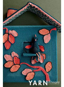 Gehaakt vogelhuisje met bladerpatroon