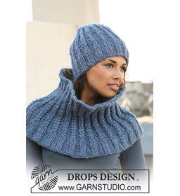 De set bevat: Gebreide DROPS muts en halswarmer in gedraaide boordsteek van Eskimo.