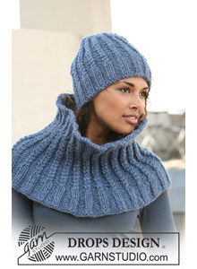 De set bevat: Gebreide DROPS muts en halswarmer in gedraaide boordsteek van Eskimo.