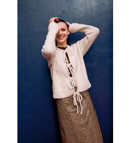 Damesvest met striksluiting gemaakt van Lang Yarns Baby Lama