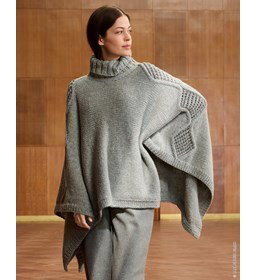 wijde poncho met ajourpatroon gemaakt van Lana Grossa Cool Merino Big