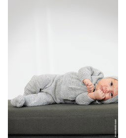 Baby broekje met voetjes gemaakt van Lana Grossa Cool Wool Baby