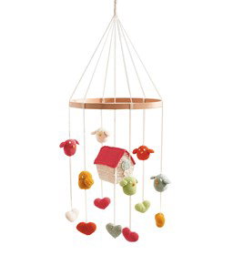 Mobiel met vogels, vogelhuisje en hartjes gemaakt van Lana Grossa Cotton Love