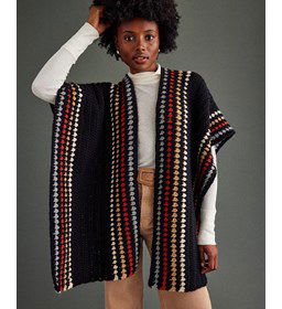 Poncho met verticaal gekleurde banen gemaakt van Phildar Phil Partner 6