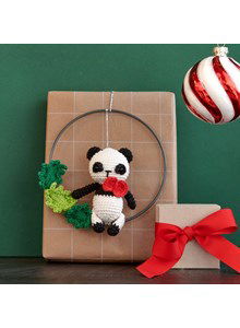 Panda met hulstblaadjes