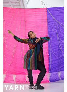 Verticaal en diagonaal gestreepte jas