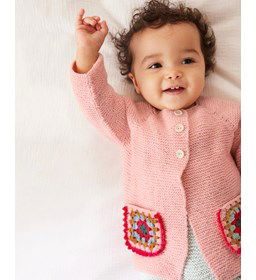 Babyvest met gehaakte zakjes gemaakt van Phildar Phil Super Baby