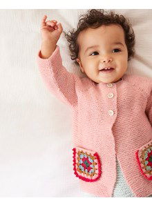 Babyvest met gehaakte zakjes