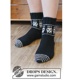 Skeleton Steps Socks gemaakt van DROPS Fiesta