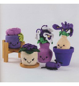 Paarse bloemen in vaas en pot