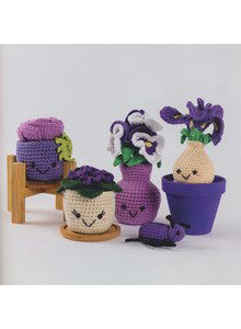 Paarse bloemen in vaas en pot