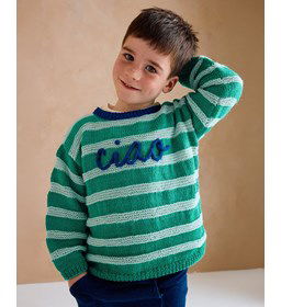 Gestreepte kindertrui met tekst gemaakt van Looms en punnikklosjes