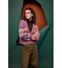 Kort gekleurd vest gemaakt van knopen