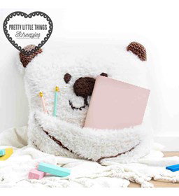 IJsbeerkussen Knitted Bear Book Cushion wit gemaakt van Scheepjes Furry Tales