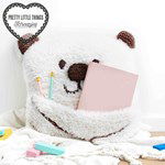 Breipatroon IJsbeerkussen Knitted Bear Book Cushion wit