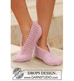 Gebreide slippers  gemaakt van Drops Snow - Eskimo