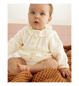 Babytruitje met gerimpeld kraagje gemaakt van knopen