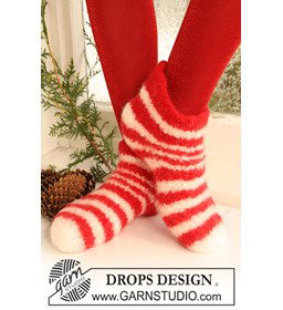 Gevilte sloffen met strepen  gemaakt van Drops Snow - Eskimo