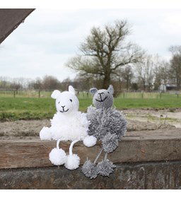 Schaapjes pompon gemaakt van Lammy Yarns No 1