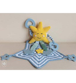 Baby speeltje ster gemaakt van DMC borduurgaren