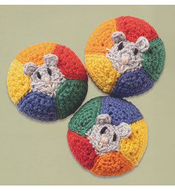 Speelballen met nuizenkopjes gemaakt van Lang Yarns Quattro, Quattro Lame en Quattro color