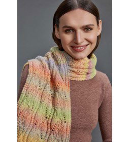 Sjaal in kantpatroon gemaakt van Lang Yarns Harmony
