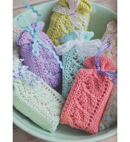 Zakjes voor geurende kruiden of zeep gemaakt van lint, band, franje, strikjes, bloemen