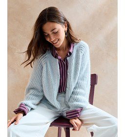 Damesvest in fantasiepatroon gemaakt van knopen