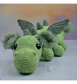 Draak met fluffy oren en staart gemaakt van Scheepjes Catona 25 en 10 gram