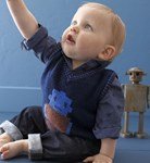 Breipatroon Babyspencer met robot en gestreepte achterpand.
