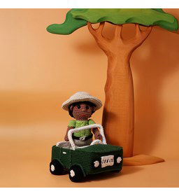 Safari Ranger met jeep gemaakt van Scheepjes Catona 50 - 100 gram