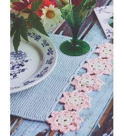 Placemat met bloemetjesrand gemaakt van Scheepjes Catona 50 - 100 gram