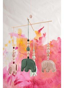 lang Yarns Lang Yarns haakpatroon babymobiel met olifanten en kralen, gemaakt van het garen Lang Yarns Baby Cotton.