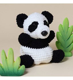 Kroeltje Reuzenpanda Ruben gemaakt van Scheepjes Little Darling