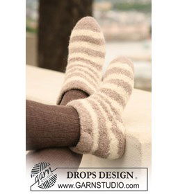 Gevilte sloffen met streep. gemaakt van Drops Snow - Eskimo