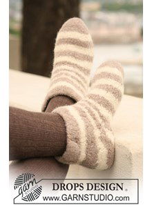 Gevilte sloffen met streep.