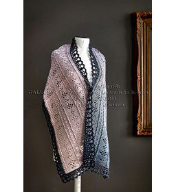 Brede omslagdoek met kantrant gemaakt van Scheepjes Whirligigette