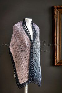 haakpatroon brede-omslagdoek-met-kantrant