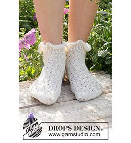 Sokken Dainty Duo met ruches gemaakt van Drops Fabel