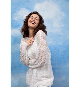 Wijde damestrui met ajourpatroon gemaakt van Lang Yarns Cashmere Dreams