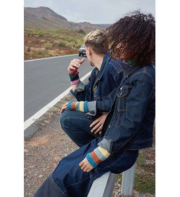 Gekleurde polswarmers gemaakt van Lang yarns Poseidon