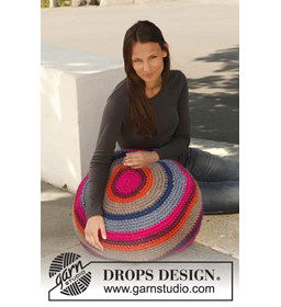 Gehaakte poef  gemaakt van Drops Snow - Eskimo