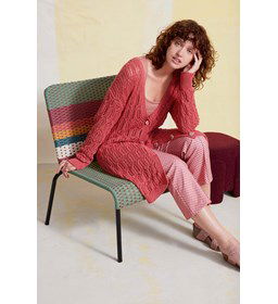 Lang damesvest in ajourpatroon gemaakt van Rondbreinaald nr 2,5 - 2,75