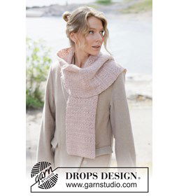 Zachte gehaakte sjaal in luchtig DROPS Air garen gemaakt van Haaknaalden