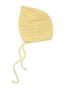 Gehaakt babymutsje met halskoordje