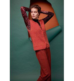 Mouwloos damesvest met knoopsluiting gemaakt van Lang Yarns Phoenix