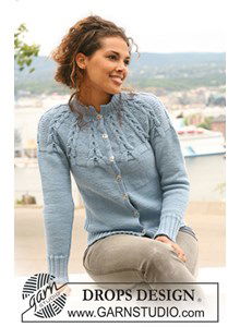 Gebreid DROPS vest met raglanmouwen en kabels van Karisma. Maat S - XXXL.